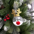 Dettaglio della pallina di Natale trasparente con corna dorate appesa all'albero - Ciondolo Palla Trasparente Corna di Renna