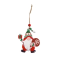 Dettaglio dello gnomo di Natale in legno con cappello verde e sacco regalo appeso alla corda - Stile Gnomo con Sacco Regalo