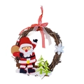 Dettaglio di una ghirlanda natalizia in rattan fatta a mano con Babbo Natale e fiocco - Babbo Natale