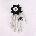 Dettaglio molletta Halloween con mano scheletrica, rosa rossa, bulbo oculare e ragnetto - Fermaglio per Capelli Mano di Scheletro Rosa Nera