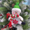 Bonhomme de neige LED avec bonnet vert et écharpe rouge suspendu à une branche de sapin de Noël - Bonhomme de Neige Assis de Noël Avec Lumière