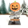 Dettaglio cartello Halloween in legno con luci LED, zucca e scritte festive sulla base - Zucca Con Luce