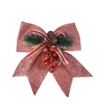 Detalle de lazo navideño con piñas brillantes, bayas rojas y agujas de pino verde - Rosa