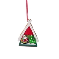 Detalle de adorno navideño de madera con Papá Noel y árboles de pino verdes - Papá Noel Mochila