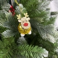 Dettaglio addobbo renna palla disco con glitter dorati e naso rosso su albero di Natale - Oro