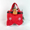 Detail van een kerstcadeautas in broekvorm met een 3D-rendier en witte sneeuwvlokjes - Bruin Rendier Medium