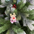 Ornamento renna disco rosa appeso a un ramo di albero di Natale innevato con bacche rossi - Rosa