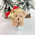 Detail eines lockigen Teddybärs mit rot-goldener Schleife auf silberner Discokugel - Weihnachten Umarmender Bär Dekoration (Rot)