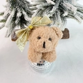 Detailansicht beigefarbener Teddybär mit goldener Schleife auf einer Disco-Spiegelkugel - Weihnachten Umarmender Bär Dekoration (Gold)
