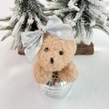 Detail eines beigen Plüschbären mit silberner Glitzerschleife und Discokugel-Basis - Weihnachten Umarmender Bär Dekoration (Silber)