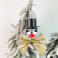 Dettaglio di pallina di Natale a forma di pupazzo di neve disco con fiocco dorato ed elegante - Pupazzo di Neve Fiocco Oro Palla 4cm