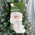 Calcetín de Navidad de punto verde con Papá Noel 3D colgado en un árbol decorado - Papá Noel Verde