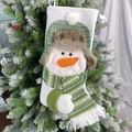 Calcetín de Navidad de punto blanco con muñeco de nieve colgado en un árbol - Muñeco de Nieve Verde