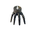 Candela LED per Halloween con base a mano di scheletro nero e oro su fondo bianco - Luce Candela Dito Bronzo