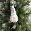 Dettaglio di gnomo natalizio con paillettes e barba bianca su un albero festivo - Babbo Natale Bianco