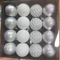 Lot de 16 boules de Noël argent et blanc avec motifs de flocons et textures variés - Argenté