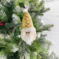Gnomo di Natale decorativo con cappello di paillettes d'oro appeso a un albero innevato - Babbo Natale Oro