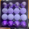 Détail de 16 boules de Noël violettes avec paillettes et motifs flocons dans une boîte - Violet