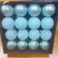 Détail de 16 boules de Noël bleu clair aux finitions givrées, pailletées et à facettes - Bleu Lac