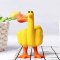 Divertida figura de pato de resina con gesto de dedo medio para decorar mesa - Amarillo