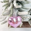 Roze gegalvaniseerde hartvormige kerstversiering hangend aan een besneeuwde tak - Roze Bal Glanzend