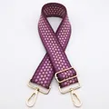 Dettaglio della tracolla intrecciata viola da 5cm con ganci in metallo dorato - Tessitura a Rombi (Fibbia in Argento) / Viola
