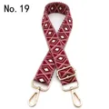 Dettaglio della tracolla intrecciata bordeaux con motivi a rombi e ganci in metallo dorato - Chiusura in Argento / N. 19 Rosa Vinaccia
