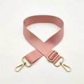 Détail de la bandoulière réglable en nylon rose poudré avec attaches dorées - Fermoir en Argent / Rose