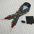 Detailaufnahme des geometrisch gewebten Schultergurts mit goldenen Haken und Leder - Stil 1 Weinrot