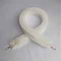 Dettaglio della tracolla in ecopelliccia bianca con moschettoni in metallo dorato - Bianco