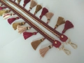 Dettaglio tracolla etnica retrò con nappe a frangia e moschettoni dorati per borse - Rosso (80cm)