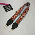 Detail eines gewebten Bohemian-Taschen-Gurt mit geometrischen Mustern und Goldhaken - Irisierend