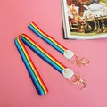 Detailansicht eines Regenbogen-Schlüsselbands mit goldenem Metallverschluss und Leder-Gelenk - Kurz / Weiß