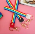 Regenbogen-Schlüsselanhänger mit goldenem Verschluss und buntem Leder-Detail - Kurze Handschlaufe Rot