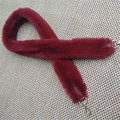 Tracolla alla moda in finta pelliccia bordeaux scuro con moschettoni in metallo dorato - Borgogna