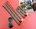 Detail von Regenbogen-Schlüsselbändern mit goldenen Karabinern und Leder-Akzenten - Lang Schwarz