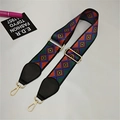 Detail eines verstellbaren bunten ethnischen Taschenriemens mit goldenen Metallteilen - Rhombe 3