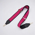 Nahaufnahme von verstellbarem rosa-schwarzem Nylon-Taschenurt mit goldener Schnalle - Schwarz