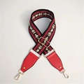 Détail de la large bandoulière brodée ethnique avec cuir rouge et mousquetons dorés - Style 1 Rouge