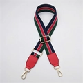 Détail d'une bandoulière de sac réglable avec rayures rouges et vertes et crochets dorés - Vert Rouge Bleu Rouge