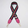Détail de la bandoulière tissée style ethnique avec boucles dorées et rayures colorées - Vert Rouge Bleu Rose Rouge