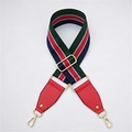 Détail de la bandoulière large réglable avec embouts en cuir rouge et boucles dorées - Rayé Vert Rouge Bleu Embouts Cuir Rouge Grand