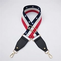 Détail de la bandoulière réglable motif drapeau américain avec crochets dorés et cuir - Motif Étoiles Embouts Cuir Noir Grand