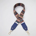 Detail von bunt gestreiftem Canvas-Taschenriemen mit blauem Leder und goldener Metallschnalle - Blau
