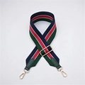 Détail de la bandoulière rayée réglable avec mousquetons dorés et embouts en cuir vert - Rayé Vert Rouge Bleu Embouts Cuir Vert Petit