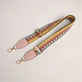 Détail de la bandoulière tissée réglable aux motifs ethniques avec boucles en métal doré - Rose Tissé Clair