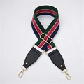 Détail de la bandoulière réglable à rayures vert rouge bleu avec crochets dorés - Rayé Vert Rouge Bleu Embouts Cuir Noir Grand