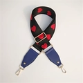 Detail van zwarte stoffen schouderriem met rode hartjes en blauwe kunstleren eindes - Blauw