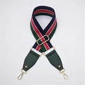 Détail d'une bandoulière tissée réglable avec rayures marine, rouge, vert et métal doré - Rayé Vert Rouge Bleu Embouts Cuir Vert Grand
