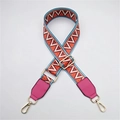 Vue détaillée d'une bandoulière tissée aux motifs géométriques ethniques et boucles dorées - Rose Iridescent